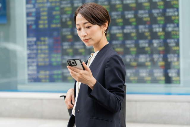 銀行員　女性　スーツ