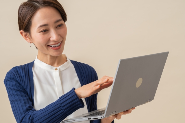 ブルーのニットを着た私服の女性